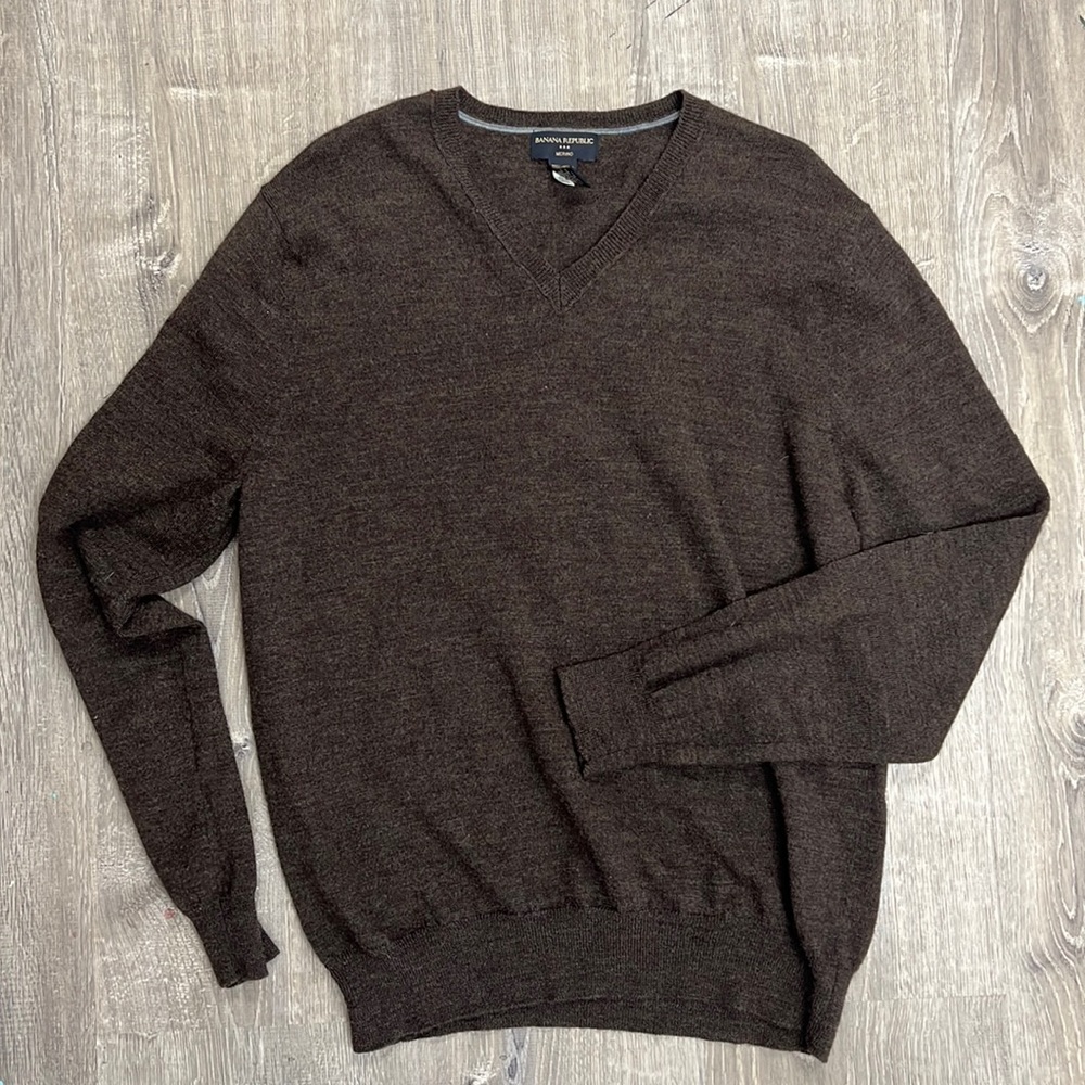 Banana Republic Merino Wool Brown V-Neck Sweater Men’s Medium, worn once!